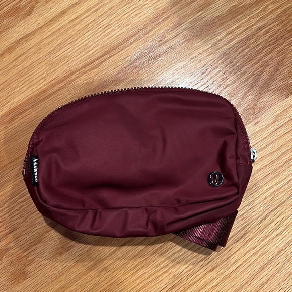 Lululemon Everywhere Belt Bag - Picture 2 of 5